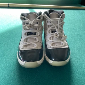 Air Jordan 11 ”Concord” GS  - Har dom här Jordan skorna dom är storlek 35 passar både barn och kanske någon med små fötter😁  har inte riktigt något pris men 300+ skriv för mer bilder