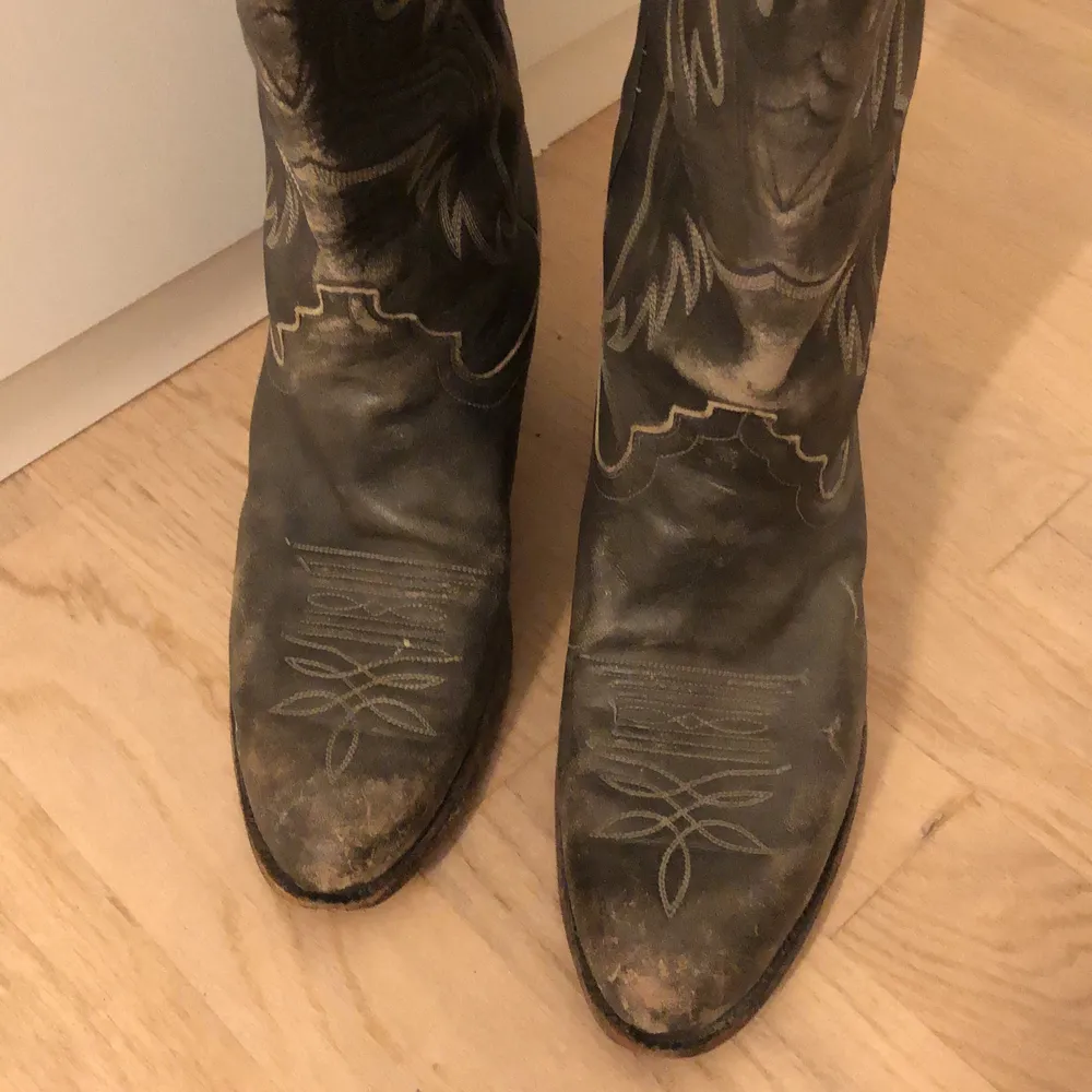 Intressekoll på dessa coola gråa handgjorda vintage boots helt gjorda i skinn🤟 köpte secondhand i USA, märket är Justin. Nypris ca 3000. BUDA!!🙌 . Skor.