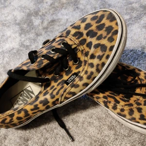Vans 🐆 leo - Vans tygskor i bra skick. Men US 5.5 women US 7 passar mig som har 37.5. 120 kr + frakt 66 kr. 