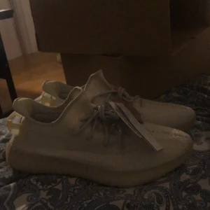 Yeezy Boost 350 ”Light” - Yeezy Boost 350 ”Light” colorway.                             Size 48.5.                                                                            Price: 2800kr/280€