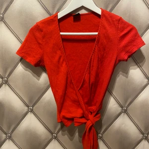 Röd topp - Röd cropad topp ifrån gina