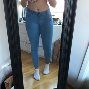 Lågmidjade ljusblåa jeans. Stl 38.  - Jeansen är jättesköna och har bra passform, både fram och bak. De är inte trasiga någonstans och är i bra skick. Jag har haft de länge men inte använt de alls, utan de har bara legat bland mina kläder och skräpat.