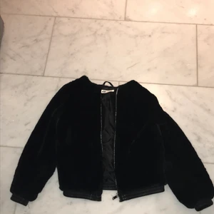 H&M strl 134. - Jag säljer en supersnygg jacka som inte är använd så mycket. Jag säljer också en snygg byxdress som inte heller är använd så ofta🥰 Buda privat😚