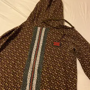 Säljer denna tröjan, använd 2 ggr. Den är köpt för 5000