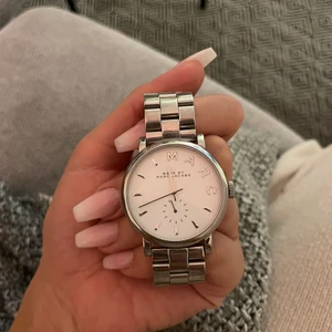 Marc Jacobs klocka - Silvrig Marc jacobs klocka. Nypris 1899 kr. Kvitto finns :)