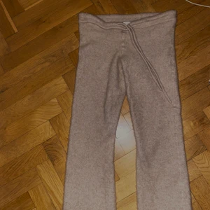 Byxor  - Säljer mina as najs beiga cashmire mysbyxor från Twenty 20!! Säljer för att jag råkade tvätta dem i fel grader och dem har krympt!! Jag har S-M oftast och nu skulle jag säga att dem passar någon som är kanske XXS, som sagt dem är har krympt mycket😬 Jag köpte dem för 3400 kr, och tänker mig ish 1400 men pris kan diskuteras!!💕