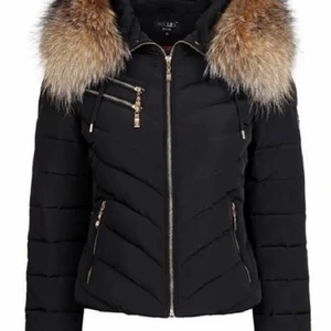 Vinterjacka  - Hej jag säljer min jätte fina Hollies jacka som är köpt förra året men tyvärr inte kommer till nån användning längre, inga skador på jackan och rökfri och djurfri, storlek 42 (m)  Köpt för 5000 säljs för 2500 💕 kom privat för egna bilder🥰