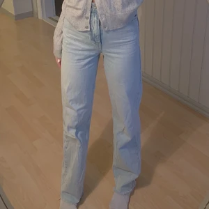 Gina jeans - Långa utsvängda jeans från Gina tricot. Väldigt töjbara jeans som är stor i storleken. Fin ljusblå färg och långa. Storlek 32 men passar även er som har 34/36. Köpta för 600 kr