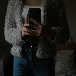 Kofta - Säljer denna snygga kofta som inte kommer till användning tyvärr. Är väldigt mysig och skön. Är i ett bra skick och köptes för längesedan. Kom gärna med prisförslag och skriv för fler frågor/bilder💞🌟