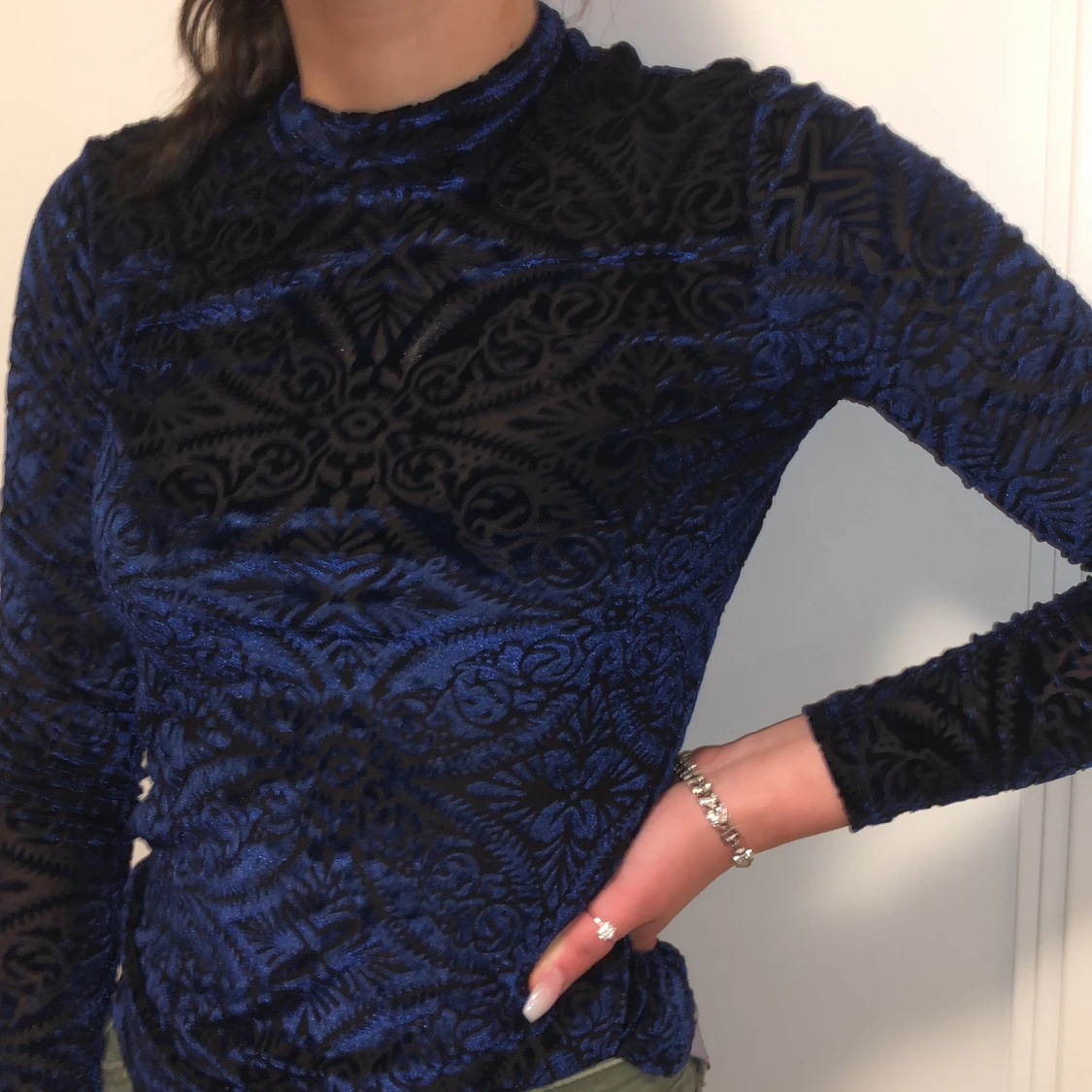 Blå mesh töja med fina mönster