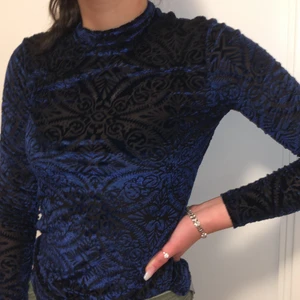 Blå mesh töja med fina mönster - Jättefin tröja som jag tyvärr aldrig har andvänt. Strl S men passar säkert för M då det är stresch