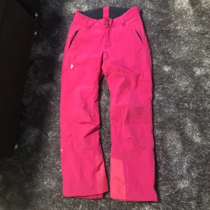 Peak performance skidbyxor  - Supersköna skidbyxor från peak performance. De är knappt använda, någon gång bara men har lyckats fått en jätte liten prick på dom som knappt syns. De har fickor, justerbar midja och hylsor ifall man vill använda skärp i dom. Nypris någonstans mellan 1500-2000kr. Bara att skriva om ni har frågor☺️