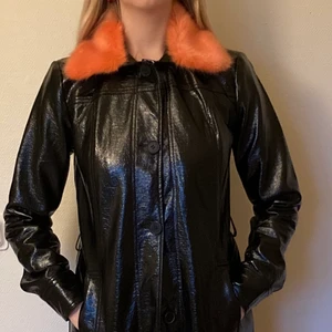 Kappa i lack med rosa pälskrage - Ball jacka i lack/läder material. Nästan oanvänd från Asos!