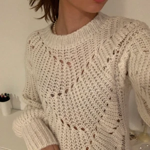 Vit Stickad tröja  - Så fin stickad tröja från Nelly, perfekt nu till hösten! Köparen står för frakt💗