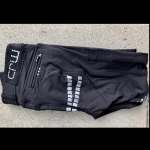 Ridbyxor CRW - Ridbyxor från CRW, storlek M/38. Endast använda ett par gånger. Nypris: 999:- Mitt pris: 400:-