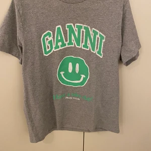 Ganni t shirt  - En så fin och populär ganni t shirt med tryck!!💓💓
