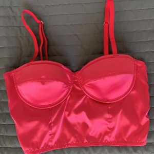 Rosa/röd korsett/bh - 💋Jätte snygg rosa/röd bh/topp, perfekt att ha på fest! Använd 1 gång så i nyskick! 💕skriv vid frågor