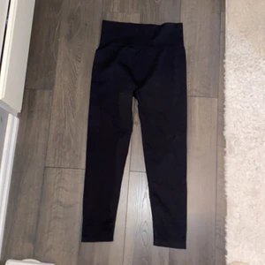 Svarta springbyxor  - Aldrig använda, är i storlek M men passar även den som brukar ha S
