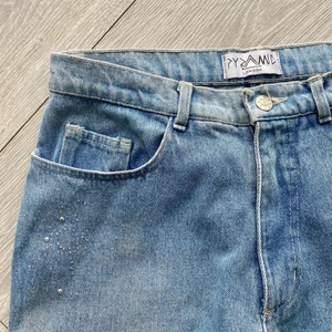 Bootcut jeans  - Säljer ett par bootcut jeans jag köpte här på Plick men som tyvärr var för små för mig som har strl 38. Bra längd på någon runt 165 cm. Andra bilden är lånad av personen jag köpte från. Glitter detaljer på fram och bakficka och även lite på benet, superfina!! Köpare står för frakt❣️🧚🏼‍♀️