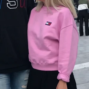 Tommy hilfiger  - Säljer denna super snygga Tommy hilfiger sweat shirten! Inköpt för 1 år sen, inpincip nyskick! Köpt för 1300kr! Kom med bud!