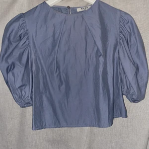 Söt topp den NAKD stl. 38 - Säljer en söt topp (marinblå) från NAKD, stl. 38. Fint skick och normal i storlek, säljes för 50kr eller bud