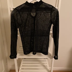 Tunnare blus  - Detta är en svart tunn blus i storlek 158/164. Tröjan passar bra med ett linne under och har ett fint mönster av svart zebra mönster.