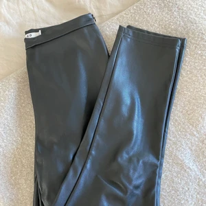 Svarta läderbyxor från NAKD - Säljer dessa svarta fake läderbyxor från NAKD i storlek 36 då de tyvärr har blivit för små. De är använda men i gott skick. Frakt tillkommer om inte annat är överenskommet. 