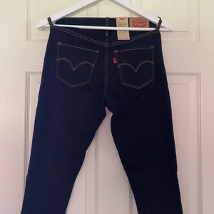 Helt nya Levis jeans - Helt nya Levis jeans med lappar och allting kvar!! Jättesnygga och stretchiga men tyvärr för små för mig! 😍