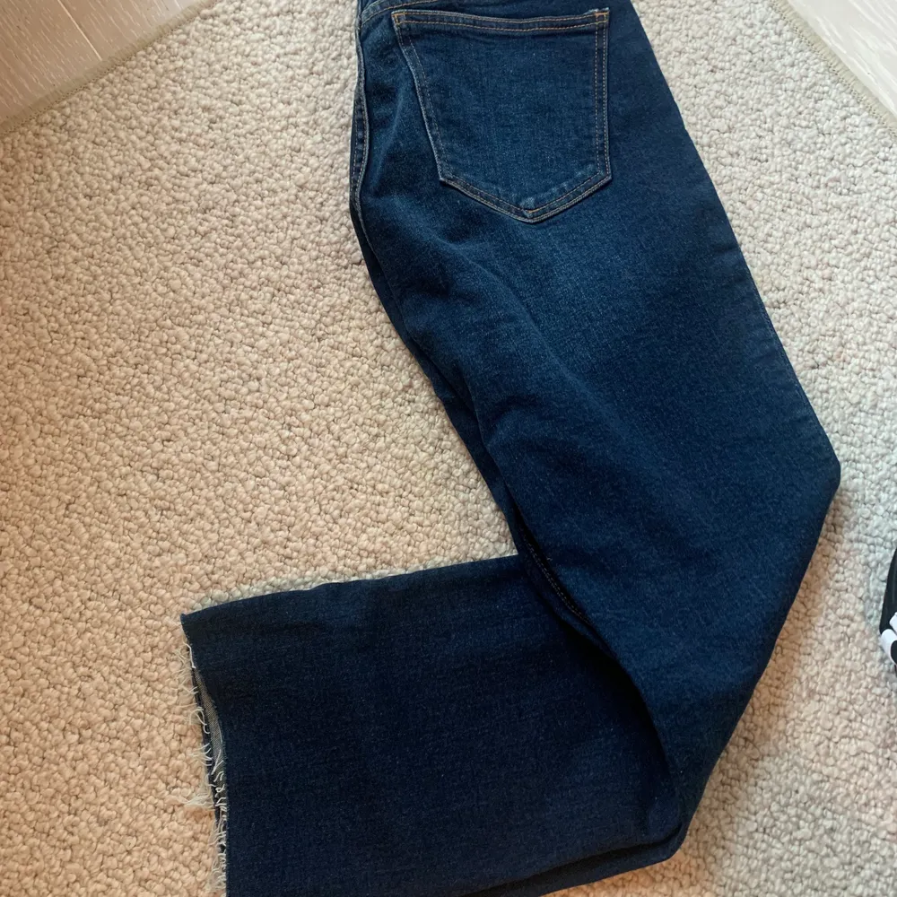 Kortare ben liten kickflare nertill, liten 38. Använda en gång . Jeans & Byxor.