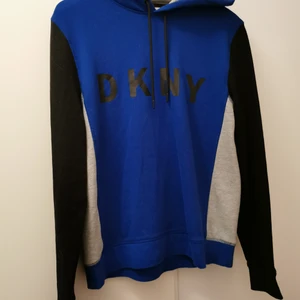DKNY tjocktröja  - Supermysig tröja. Endast använd ett fåtal gånger. Säljes pga för liten. 