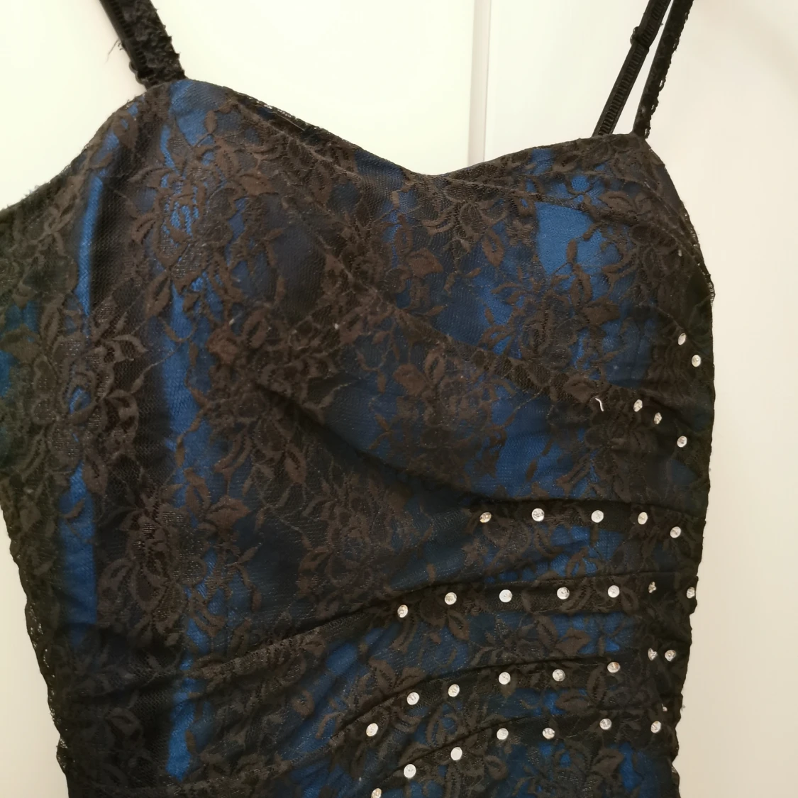 Klänning i spetsdetalj - 90