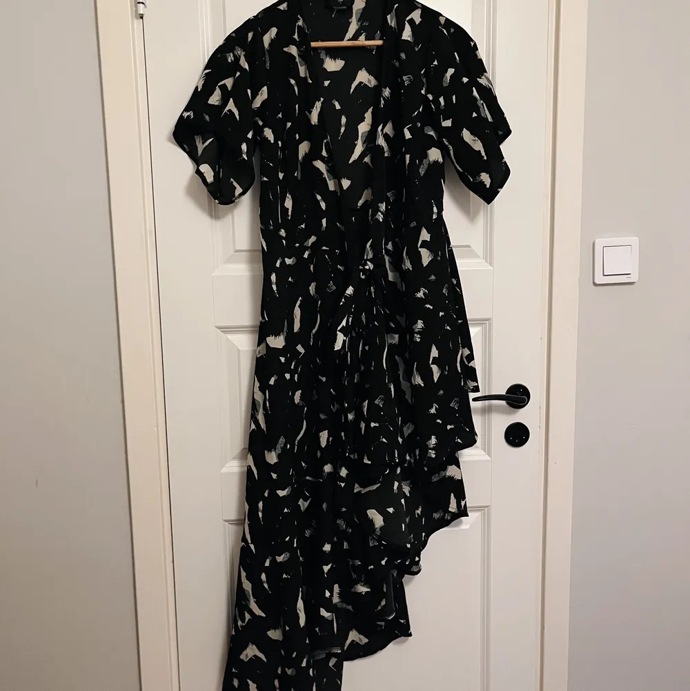 Jättefin omlottlångklänning från AX Paris 🌻 Omlotten är kortare på ena sidan så blir som en slit.. Klänningar.