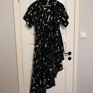Jättefin omlottlångklänning från AX Paris 🌻 Omlotten är kortare på ena sidan så blir som en slit.