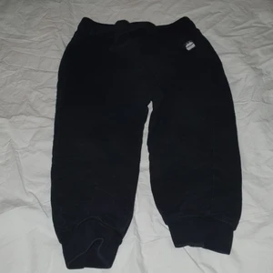 Byxor barn strl 86 - Mjukisbyxor till barn, storlek 86. Rensar på vinden, kommer lägga ut en hel del grejer. Kan skickas, då du betalar frakten.