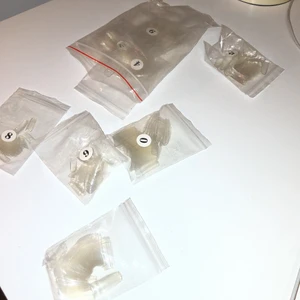 lösnaglar  - Säjer dessa genomskinliga nageltippar i 9 olika storlekar. De är aldrig använda och säljer för de kommer inte till användning. 