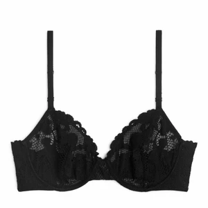 Spetsbh Arket! - En supersnygg bh i spets från Arket! Aldrig använd och orginalförpackningen finns kvar! Originalpris 450 men säljer för 200kr! Kan mötas i Stockholm och skicka med post!😍