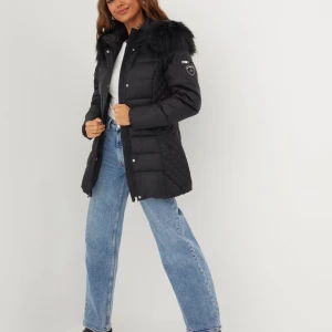 Vinterjacka - Fin rock & blue vinterjacka med äkta svart päls! I bra skick använd ca 1 år. 