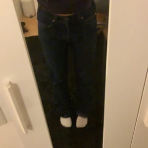 Levis jeans - Säljer dessa superfina levis jeans. De är lite för långa för mig, som är runt 168 men de hade passat bra på någon mellan 170-175. Man kan ju alltid klippa byxorna om de vore för långa. Jag kan mötas upp vid stockholm, annars får ni betala frakten❤️