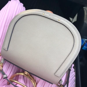 Chloé Bracelet Nile bag - Chloé Nile Bag inköpt på Schuterman i Stockholm  Beige/Taupe i mycket fint skick inklusive dustbag och äkthetskort finns  Storlek: 19,5 x 16 x 6,5 cm  Storlek med rem är min 50 och max 58 cm  Nypris: 14 000 kr Kan skickas med spårbarfrakt DHL. Bjuder på frakten