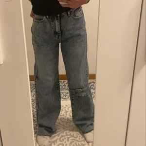 Jeans  - Säljer dessa super snygga jeans💘 de har aldrig använts pågrund av att de är lite för långa för mig som är 157-8 (köparen står för frakt) 