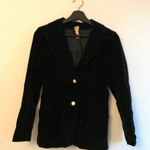 Vintage sammetskavaj guldknappar - Vintage figursydd kavaj i sammet med guldknappar. Det står ingen storlek men skulle gissa på XS. 