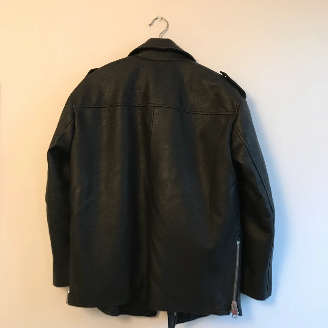 Bikerjacka i fakeläder - 90