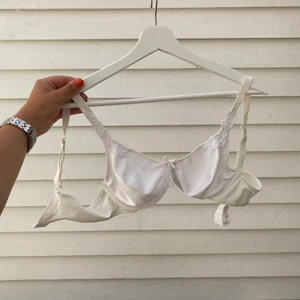 Vit Chantelle BH - Vit Chantelle BH med bredare band. Skön passform.   B kupa med 75 band.   Begnad, men bra skick. Billigare ifall du vill köpa flera plagg! 