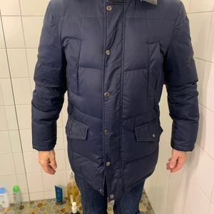 Vinterjacka- Bondelid (medium)  - En marinblå dunjacka. Köptes för 3 år sedan och bra skick! Den är super varm och skön! 