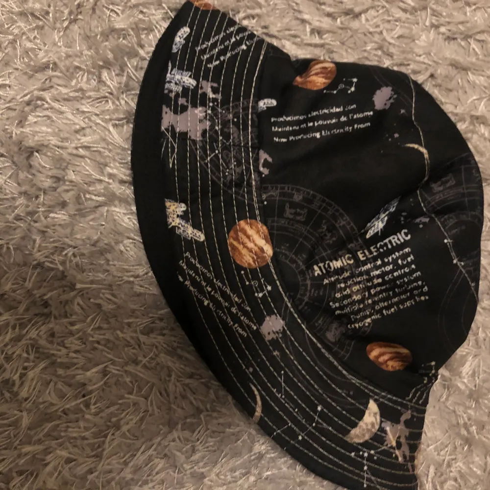 Vändbar buckethat med svart på ena sidan och stjärntema på andra. Knappt använd, köpt från shien. Köpare står för frakt . Accessoarer.