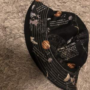 Vändbar buckethat med svart på ena sidan och stjärntema på andra. Knappt använd, köpt från shien. Köpare står för frakt 