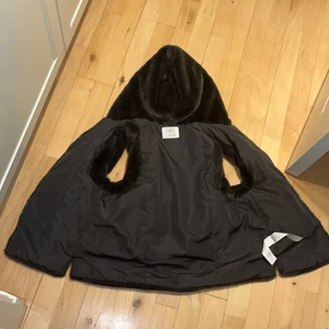 Mjuk fäst  - En svart mjuk fäst, skönt att ha nu när det börjar bli lite kallare! Från början köpt för 399 kr, använt några fåtal gånger