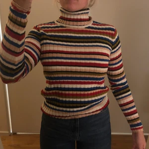 Randig stickad - Randig stickad polo från Monki. Nyskick! Mer som S än XS. 