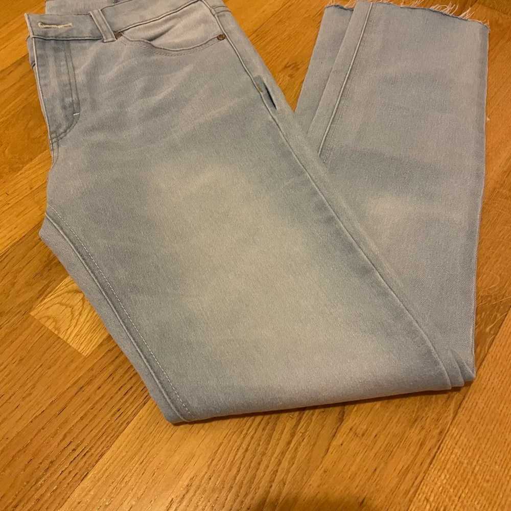 Blå Jeans från Ginatricot, har använt de två gånger . Jeans & Byxor.