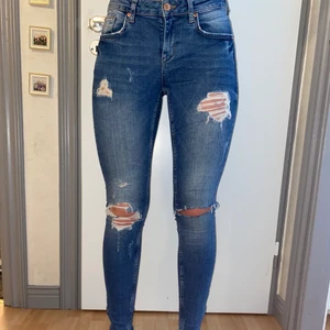 Ginatricot storlek 27/32 - Lågmidjade slitna jeans från ginatricot. Strolek 27/32 köparen betalar frakten 